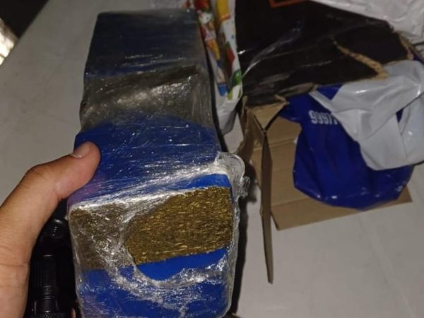 Droga apreendida pela PRF estava em caixa com embalagem de presente na Grande Natal — Foto: PRF/Cedida