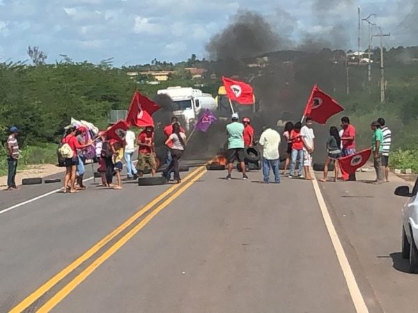 Manifestação do MST fecha BR-406 em João Câmara — Foto: PM/Divulgação