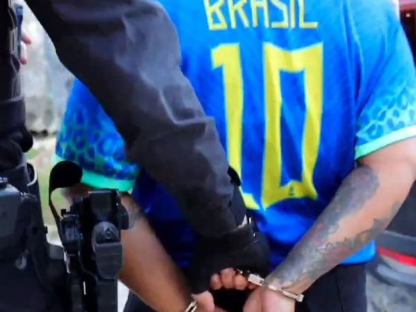 Um dos suspeitos detidos em operação contra facções criminosas em Macaíba — Foto: Divulgação/Polícia Civi