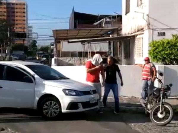 Agentes da Polícia Civil prenderam, no Recife, responsável pelas pirâmides financeiras, durante a Operação Necrópole de Gizé (Foto: Polícia Civil/Divulgação)
