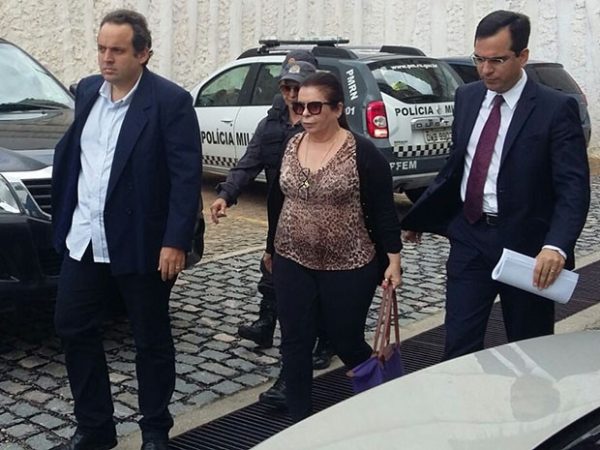 Rita Mercês (ao centro) foi presa na operação Dama de Espadas (Foto: Sérgio Henrique Santos/Inter TV Cabugi)