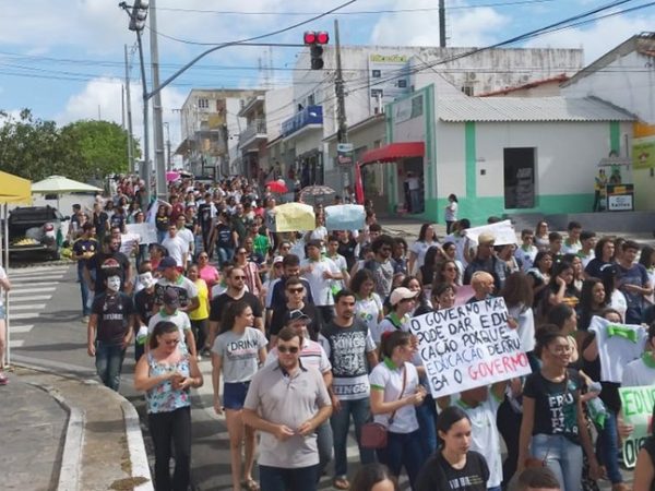 Estudantes de Currais Novos protestam contra o bloqueio de verbas na educação — Foto: Luis Henrique