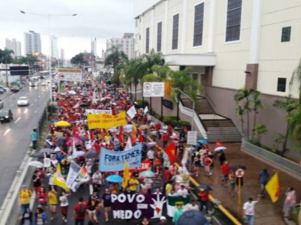 Protesto reuniu centenas de pessoas em Natal - José Aldenir / Agora Imagem