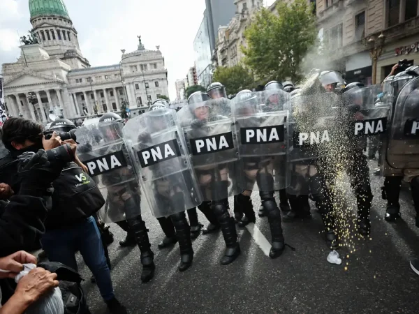 Membros das forças de segurança da Argentina atuam durante protesto no centro de Buenos Aires
12/03/2025
REUTERS/Agustin Marcarian