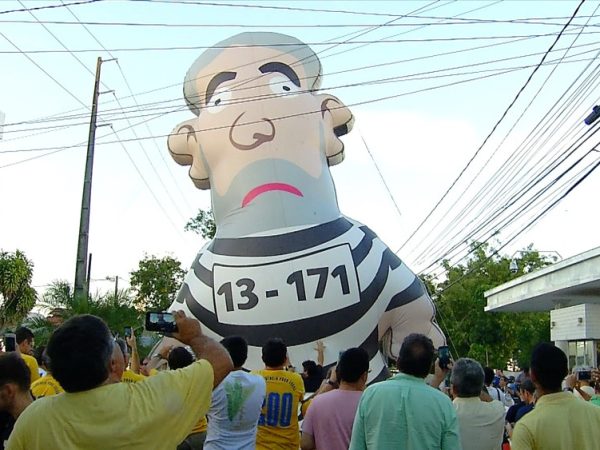 Boneco inflável do presidente Lula com roupa de presidiário foi levado para o protesto em Natal (Foto: Reprodução/Inter TV Cabugi)
