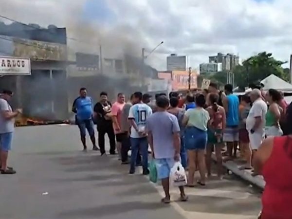 Comerciantes queimaram pneus durante protesto no Mercado Central — Foto: Reprodução/TV Cabo Branco