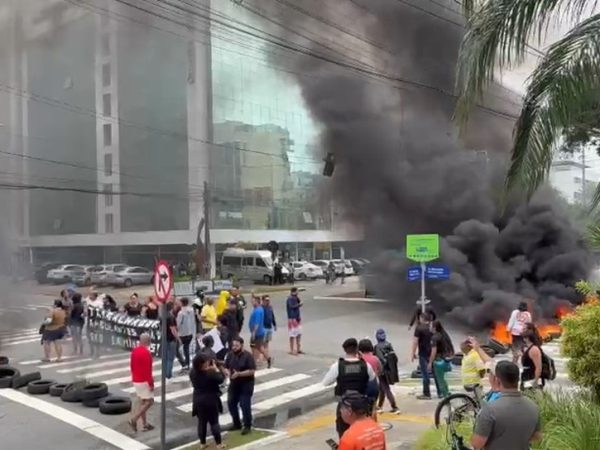 Manifestantes interditaram a Avenida Epitácio Pessoa — Foto: Pedro Hugo/TV Cabo Branco