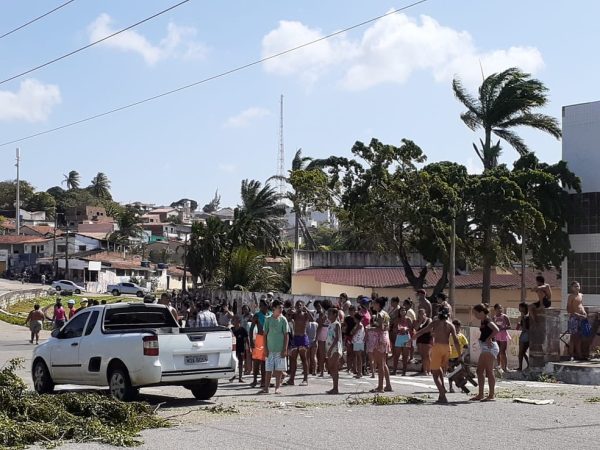 Moradores do Passo da Pátria protestam após mulher de 51 anos ser baleada nesta segunda-feira (17), em Natal. — Foto: Julianne Barreto/Inter TV Cabugi