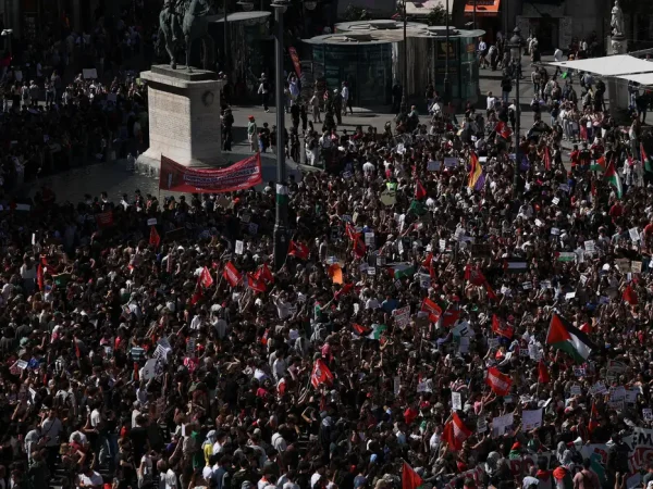 Estudantes protestam em apoio aos palestinos em Madri
02/10/2025
REUTERS/Juan Medina
