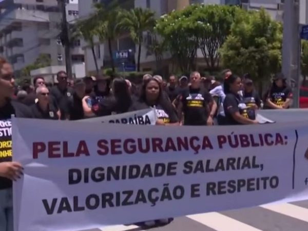Policiais civis protestam por aumento salarial em João Pessoa — Foto: Reprodução/TV Cabo Branco