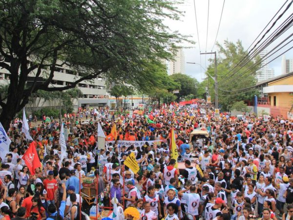 Manifestantes se concentram em frente ao IFRN na Avenida Salgado Filho (Foto: Wendell Jefferson)