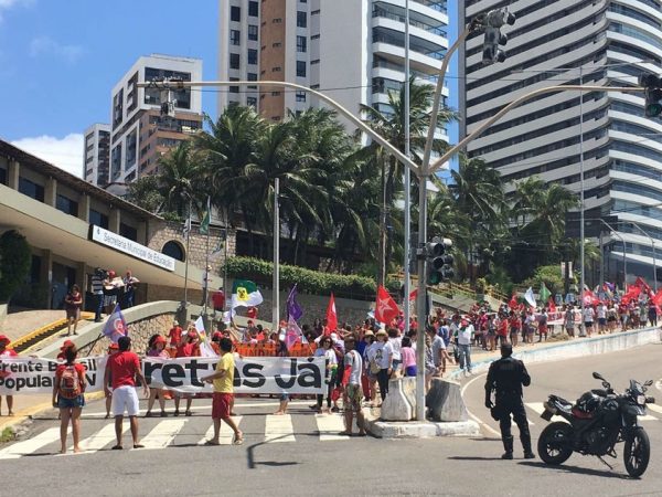 Protesto saiu em caminhada por volta das 11h em direção à Praia do Meio (Foto: Emmily Virgílio/Inter TV Cabugi)