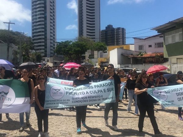 Enfermeiros protestam contra decisão judicial que restringiu atuação da categoria no SUS (Foto: Eise Calafange)