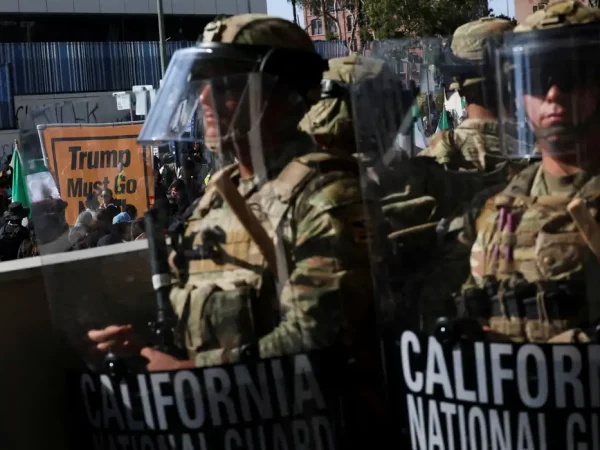 Membros da Guarda Nacional em fila enquanto manifestantes se reúnem nas proximidades em Los Angeles, Califórnia, EUA
09/06/2025
REUTERS/Leah Millis
