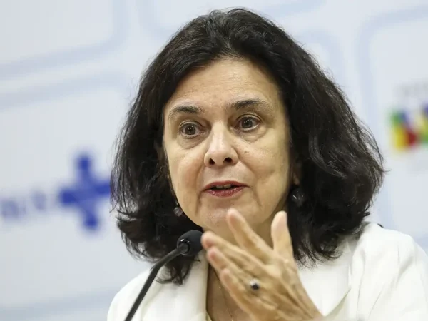 Brasília (DF), 06/12/2024 - A ministra da Saúde, Nísia Trindade, durante cerimônia para o lançamento do Protocolo Clínico e Diretrizes Terapêuticas (PCDT) para o câncer de mama e a inclusão da videolaparoscopia para oncologia no SUS. Foto: Marcelo Camargo/Agência Brasil