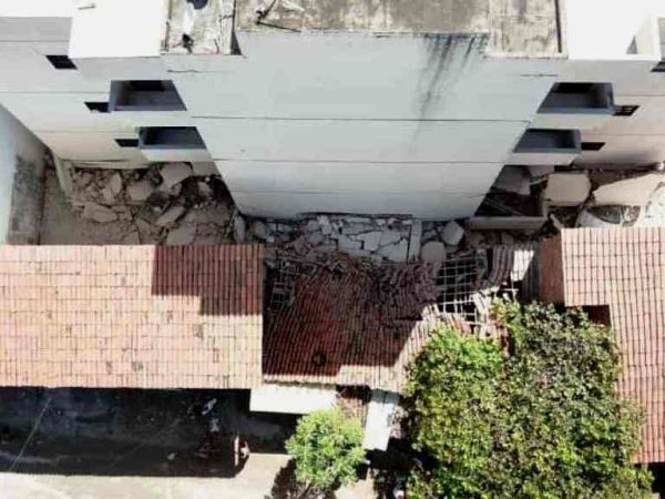 Os moradores foram alertados por vizinhos, que escutaram ruídos e viram as rachaduras na base do edifício — Foto: © Divulgação / Corpo de Bombeiros