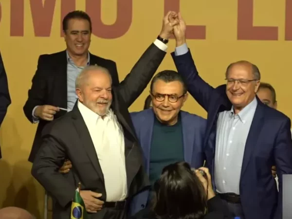 Lula e Alckmin se cumprimentam em convenção do PSB após oficialização da chapa que disputará a eleição presidencial deste ano — Foto: Reprodução/PSB