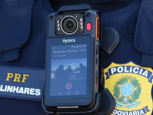 Brasília - 25/05/2023 - PRF - A Polícia Rodoviária Federal (PRF) apresenta o Projeto Estratégico Bodycams, que trata do conjunto de estudos do órgão, sob orientação do Ministério da Justiça e Segurança Pública (MJSP), para implementar o uso de câmeras corporais nos uniformes dos policiais.  Foto: Antônio Cruz/ Agência Brasil