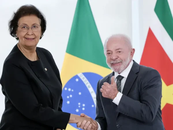 Brasília (DF), 28/05/2026 - O presidente Luiz Inácio Lula da Silva (d) recebe a presidente do Suriname, Jennifer Geerlings-Simons (e), em cerimônia oficial de boas-vindas, no Palácio do Planalto. 
Foto: Fabio Rodrigues-Pozzebom/Agência Brasil