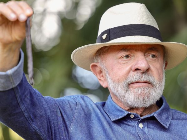 Brasília (DF), 23/04/2026 - O presidente Luiz Inácio Lula da Silva segura Baunilha do Cerrado, duarante visita do pomar da ciência, onde serão apresentadas pesquisas de pitaya, maracujá e baunilha e participa da cerimônia de abertura da Feira Brasil na Mesa, na Embrapa Cerrados, em Planaltina (DF). 
Foto: Fabio Rodrigues-Pozzebom/Agência Brasil