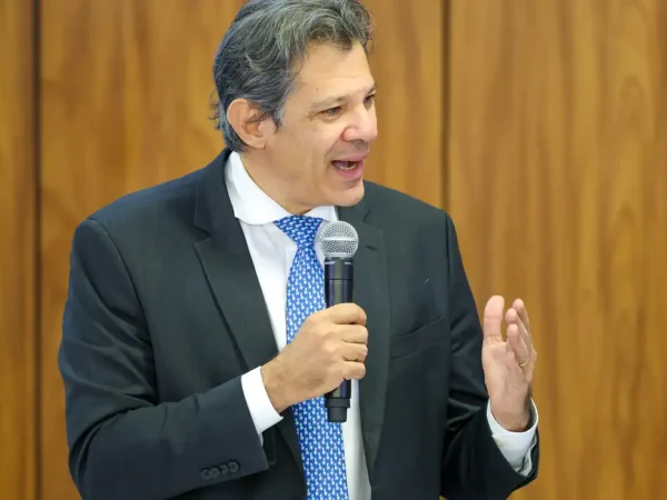 Brasília (DF) 18/03/2025 O ministro da Fazenda,  Fernando Haddad, durante assinatura do Projeto de Lei que prevê Isenção de Imposto de Renda (IR) para pessoas que recebem até R$ 5 mil por mês.  Foto: Fabio Rodrigues-Pozzebom/ Agência Brasil