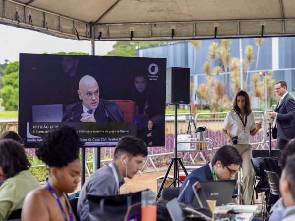 Brasília, (DF) 25/03/2025 - Ministro Alexandre de Moraes é visto em telão na parte externa do STF.
O Supremo Tribunal Federal começa a julgar, o ex-presidente Jair Bolsonaro e mais sete denunciados pela trama golpista vão se tornar réus na ação.
O caso será julgado pela Primeira Turma da Corte, colegiado formado por cinco dos 11 ministros que compõem o tribunal. 
Foto: Fabio Rodrigues-Pozzebom/Agência Brasil