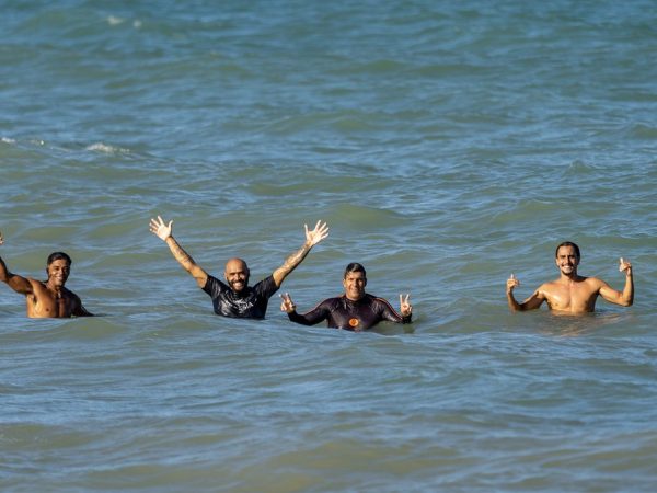 Marcelo Nunes, Jadson André, Danilo Costa e Mateus Sena: surfistas se encontraram em Ponta Negra — Foto: Fidel Dantas