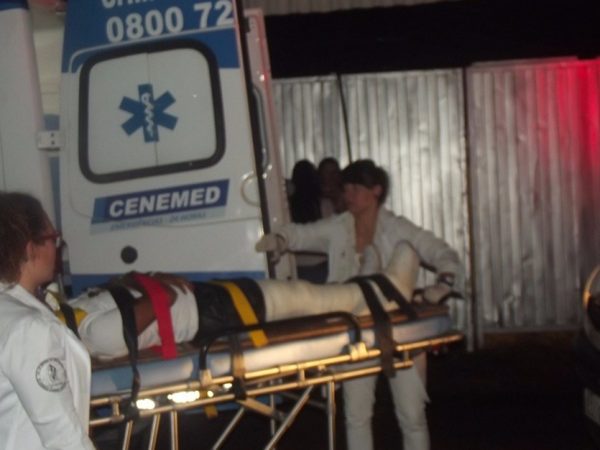 Fã é levado para hospital após palco ceder (Foto: Tél Patané/Catanduva Show)