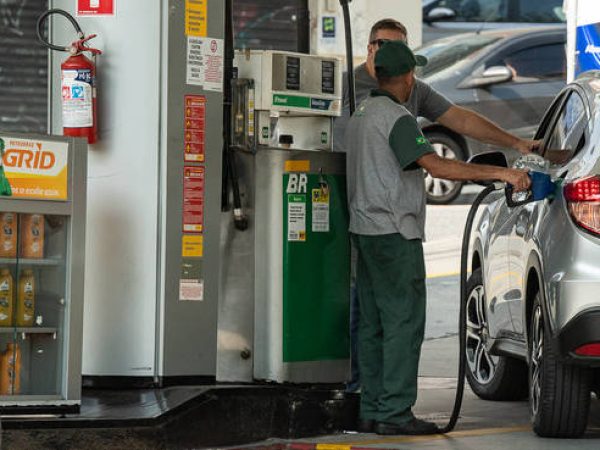 A queda é motivada pela redução das alíquotas de ICMS sobre a gasolina nos estados. — Foto: Edu Garcia/R7