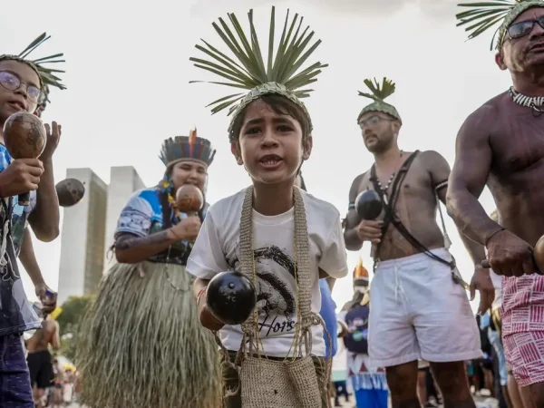 Brasília (DF) 25/04/2024 –  Indígenas de várias etnias que participam do Acampamento Terra Livre 2024 marcham na Esplanada dos Ministérios com o slogan #EmergênciaIndígena: Nossos Direitos não se negociam.   Foto: Rafa Neddermeyer/ Agência Brasil