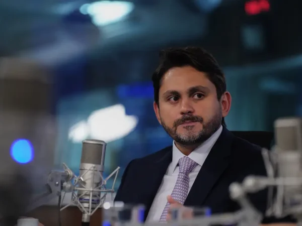 Brasília (DF), 03/04/2024, - O ministro das Comunicações, Juscelino Filho, durante entrevista ao programa Bom Dia, Ministro, onde apresenta os detalhes sobre a TV 3.0 – chamada de “TV do futuro” –, tecnologia que promete experiências imersivas para o telespectador com uma nova geração de aparelhos que trazem mais qualidade de imagem e acesso facilitado à conectividade. A transmissão do novo padrão começa no próximo ano e é uma promessa de revolução no modo de se assistir televisão no Brasil— ao integrar totalmente o sinal aberto com a internet. Com a mudança, não haverá mais canais, mas apenas aplicativos nos aparelhos. Foto: Rafa Neddermeyer/Agência Brasil