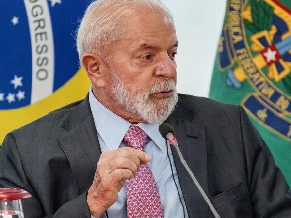 Brasília (DF), 21/02/2024, O presidente Lula se reúne com o ministro do Esporte, André Fufuca, acompanhado de uma comitiva oficial da Fifa. Esta comitiva realiza visita de inspeção ao Brasil no contexto do processo de candidatura do país para sediar a Copa do Mundo Feminina da FIFA 2027.  Foto: Rafa Neddermeyer/Agência Brasil