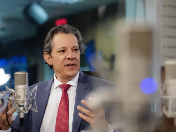 08/05/2024 – O Ministro da Fazenda, Fernando Haddad, durante entrevista no programa Bom Dia, Ministro, nos estúdios da EBC.   Foto: Rafa Neddermeyer/Agência Brasil