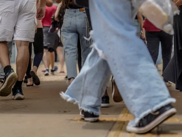 Brasília-DF, 12.11.2023, Candidatos chegam para fazer a segunda etapa da prova do Enem 2023, na UNIP em Brasília.  Foto: Rafa Neddermeyer/Agência Brasil