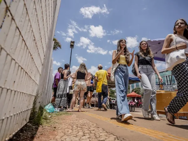 Brasília-DF, 12.11.2023, Candidatos chegam para fazer a segunda etapa da prova do Enem 2023, na UNIP em Brasília.  Foto: Rafa Neddermeyer/Agência Brasil