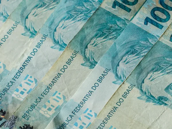 10/07/2026 - Brasília - dinheiro, moeda, real, reais, cédula, cédulas, nota, notas, moeda brasileira, dinheiro brasileiro, inflação, inflação alta, deflação, economia, economia brasileira, mercado, mercado financeiro, finanças, finanças pessoais, orçamento, orçamento doméstico, renda, renda familiar, salário, salário mínimo, remuneração, vencimento, pagamento, poder de compra, custo de vida, custo dos alimentos, aumento de preços, alta dos preços, carestia, desvalorização, valorização, perda do poder de compra, crise econômica, recessão, crescimento econômico, consumo, consumidor, compras, supermercado, cesta básica, despesas, gastos, contas, contas a pagar, boletos, dívida, dívidas, endividamento, inadimplência, poupança, economia doméstica, investimento, investimentos, aplicações financeiras, juros, taxa de juros, taxa Selic, Banco Central, crédito, empréstimo, financiamento, cartão de crédito, débito, PIX, transferência bancária, banco, instituição financeira, orçamento familiar, planejamento financeiro, reserva de emergência, patrimônio, riqueza, patrimônio líquido, capital, capital financeiro, lucro, prejuízo, receita, despesa, balanço financeiro, impostos, tributos, tributação, imposto de renda, arrecadação, arrecadação fiscal, carga tributária, imposto, taxa, tarifas, câmbio, dólar, euro, cotação, câmbio flutuante, desvalorização cambial, valorização cambial, moeda estrangeira, inflação acumulada, índice de preços, IPCA, INPC, IGP-M, poder aquisitivo, renda per capita, desenvolvimento econômico, estabilidade econômica, política monetária, política fiscal, oferta, demanda, produtividade, consumo consciente, educação financeira, planejamento financeiro, equilíbrio financeiro, independência financeira, riqueza, prosperidade, orçamento público, gastos públicos, contas públicas, déficit, superávit, tesouro nacional, moeda forte, moeda fraca, liquidez, circulação de dinheiro, s