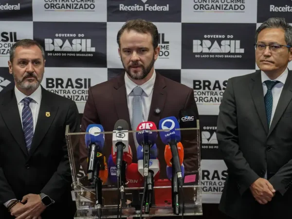 10/04/2026 - Brasília/DF - O ministro da Fazenda, Dario Durigan, anuncia a Cooperação Mútua entre a Receita Federal do Brasil (RFB) e o U.S. Customs and Border Protection (CBP), agência de fronteiras dos Estados Unidos, para o combate ao crime transnacional.  Na foto o Diretor-Geral da Polícia Federal, Andrei Rodrigues, o ministro da Fazenda, Dario Durigan, e o secretário especial da Receita Federal, Robinson Barreirinhas.  Foto: Rafa Neddermeyer/Agência Brasil