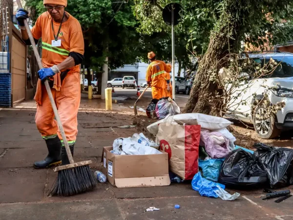 Porto Alegre (RS), 18/05/2024 – CHUVAS RS- LIXO -  Com a redução do nível do água, no bairro Menino Deus, em Porto Alegre, os trabalhos de limpeza começaram para a retirada de lama, lixo e entulho das ruas.. Foto: Rafa Neddermeyer/Agência Brasil