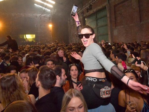 Mulher com um celular na mão durante festa rave em Liverpool. — Foto: Anthony Devlin/Getty Images