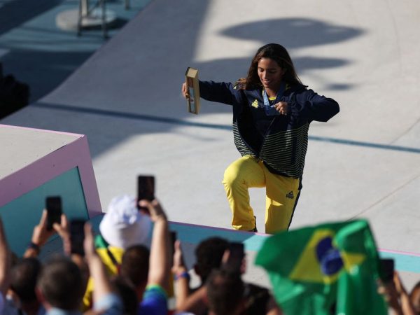 Rayssa Leal celebra medalha no skate com torcida brasileira
 28/7/2024     REUTERS/Pilar Olivares
