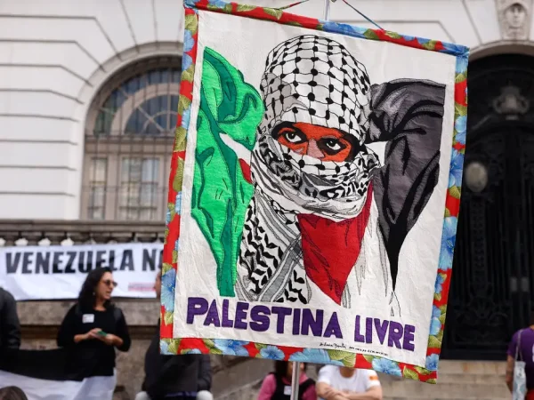 Rio de Janeiro (RJ), 07/07/2025 - Grupos ligados ao Comite de Solidariedade com a Luta do Povo Palestino fazem manifestação contra o genocídio do povo palestino na Faixa de Gaza e por uma Palestina livre, na Cinelândia, no centro da cidade.   Foto: Tânia Rêgo/Agência Brasil