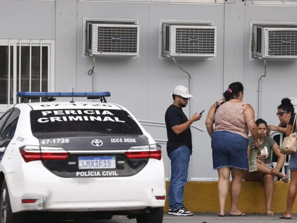 Rio de Janeiro (RJ), 29/10/2025 - Familiares chegam ao Detran para se cadastrar para recinhecimento dos corpos
Após resgate de dezenas de corpos são trazidos por moradores para a Praça São Lucas, na Penha, zona norte do Rio de Janeiro. Operação Contençao.
Foto: Tânia Rêgo/Agência Brasil