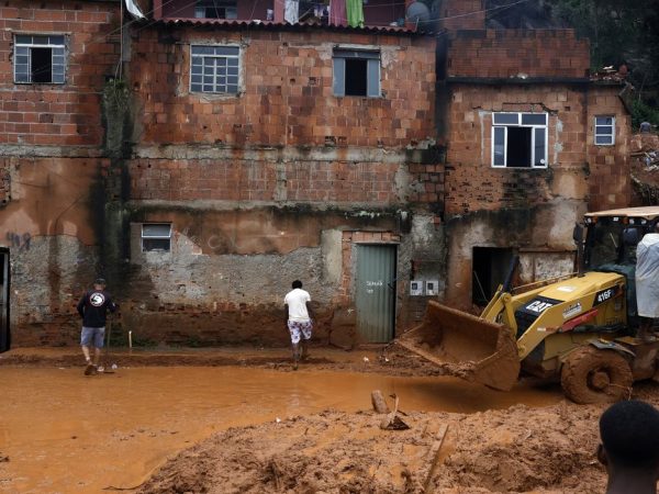 Juiz de Fora (MG), 24/02/2026 - Familiares acompanham busca e resgate de pessoas em escombros de casas soterradas por lama após fortes chuvas. Foto: Tânia Rêgo/Agência Brasil