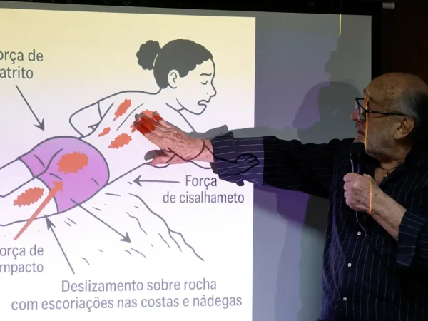 Rio de Janeiro (RJ), 11/07/2025 - O perito Nelson Massini explica o laudo produzido no Brasil, durante coletiva de imprensa concedida pela família de Juliana Marins, brasileira que faleceu durante uma trilha no Monte Rinjani na Indonésia, na Defensoria Pública da União (DPU), centro da cidade. Foto: Tânia Rêgo/Agência Brasil