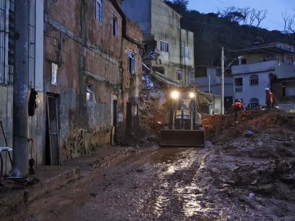 Juiz de Fora (MG), 24/02/2026 - Soldados do Corpo de Bombeiros e voluntários fazem busca e resgate de pessoas em escombros de casas soterradas por lama após fortes chuvas. Foto: Tânia Rêgo/Agência Brasil