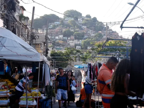 Rio de Janeiro (RJ), 02/11/2025 - Feira na rua José Rucas, onde foram depositados os corpos dos mortos durante a Operação Contenção no Complexo da Penha, zona norte da cidade. Foto: Tânia Rêgo/Agência Brasil