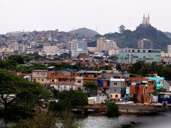 Rio de Janeiro (RJ), 02/11/2025 - Vista da igreja da Penha, Compleo do Alemão e Complexo da Penha, zona norte do Rio. Foto: Tânia Rêgo/Agência Brasil