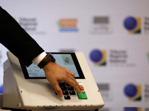Urna eletrônica exibida em evento do Tribunal Regional Eleitoral do Rio de Janeiro (TRE-RJ), no Rio — Foto: Tânia Rêgo/Agência Brasil
