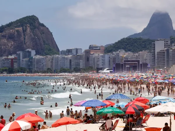 Rio de Janeiro(RJ), 31/12/2024 - Praia cheia com palcos montados na areia da Praia de Copacabana no último dia do ano.  Foto: Tânia Rêgo/Agência Brasil