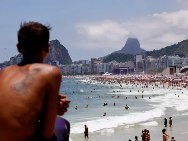 Rio de Janeiro(RJ), 31/12/2024 - Praia cheia com palcos montados na areia da Praia de Copacabana no último dia do ano.  Foto: Tânia Rêgo/Agência Brasil